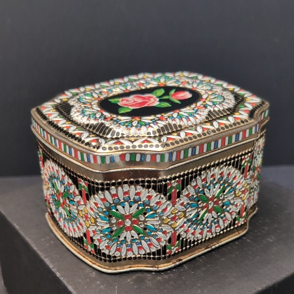 VGT,Made In England , Octagonal Mosaic Embossed Lidded Toffee Tin.